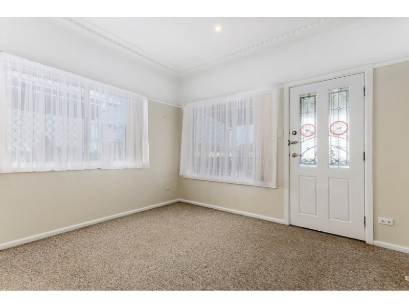 6 Liamina Ave Avenue, Woonona NSW 2517
