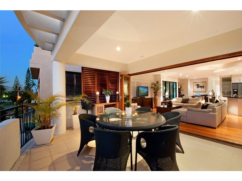 2/12 Peerless Avenue, Mermaid Beach QLD 4218