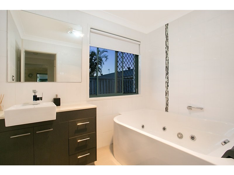 105 Honeyeater Drive, Burleigh Waters QLD 4220