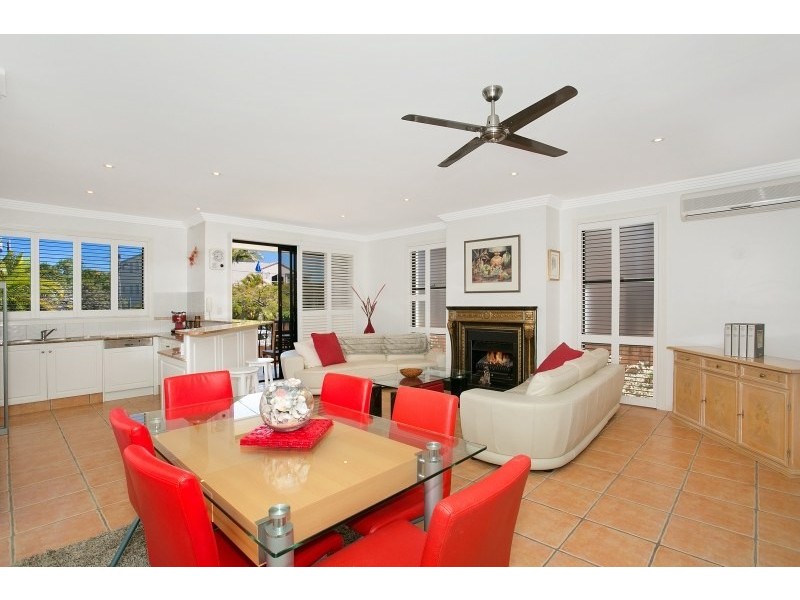 1/19 Jubilee Avenue, Broadbeach QLD 4218