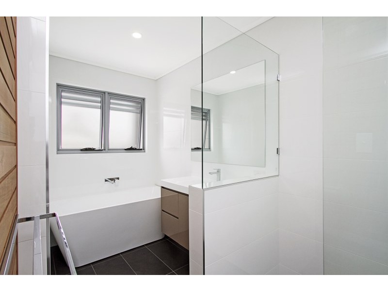 2/61 Albion Avenue, Miami QLD 4220