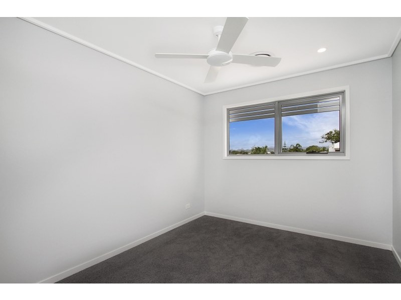 2/61 Albion Avenue, Miami QLD 4220