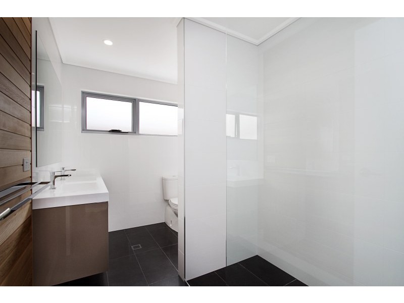 2/61 Albion Avenue, Miami QLD 4220