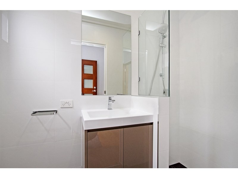 2/61 Albion Avenue, Miami QLD 4220