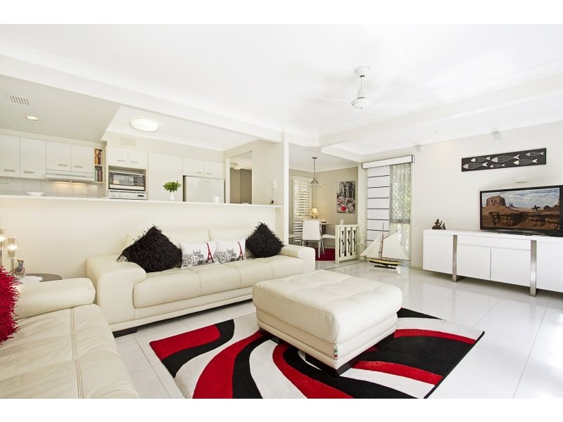 2/103 Nobby Parade, Miami QLD 4220