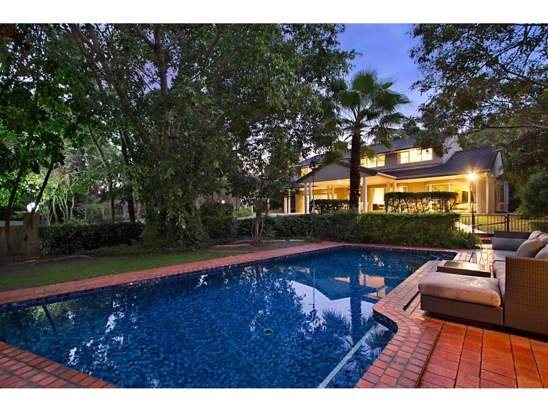 16 Evans Drive, Benowa QLD 4217