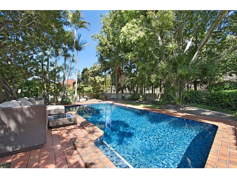 16 Evans Drive, Benowa QLD 4217