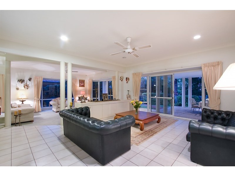 16 Evans Drive, Benowa QLD 4217