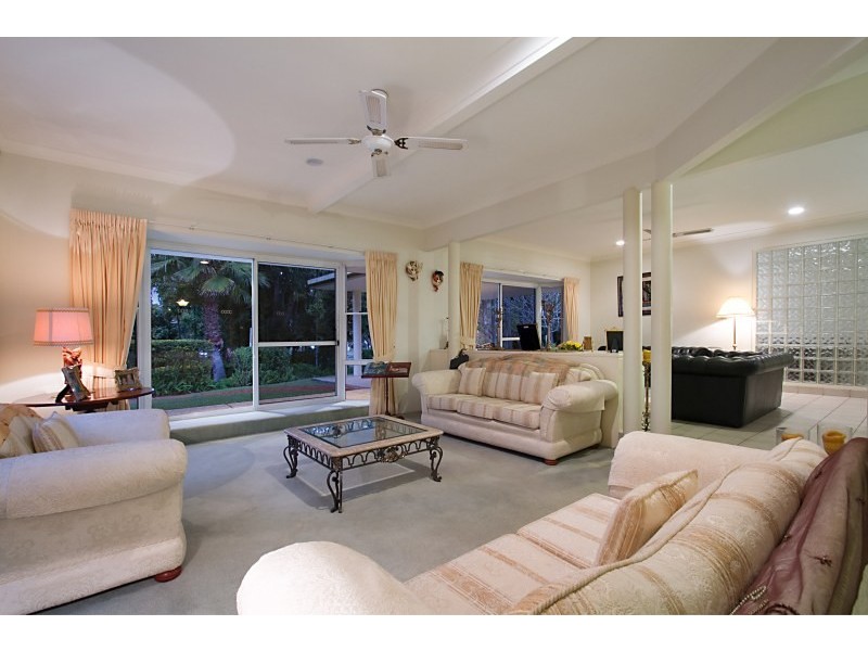 16 Evans Drive, Benowa QLD 4217