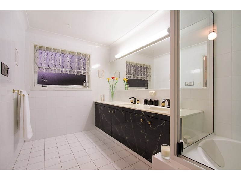 16 Evans Drive, Benowa QLD 4217