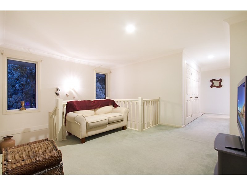 16 Evans Drive, Benowa QLD 4217