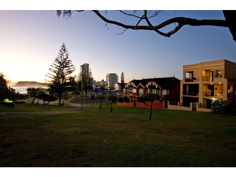 2/3 Brakes Crescent, Miami QLD 4220