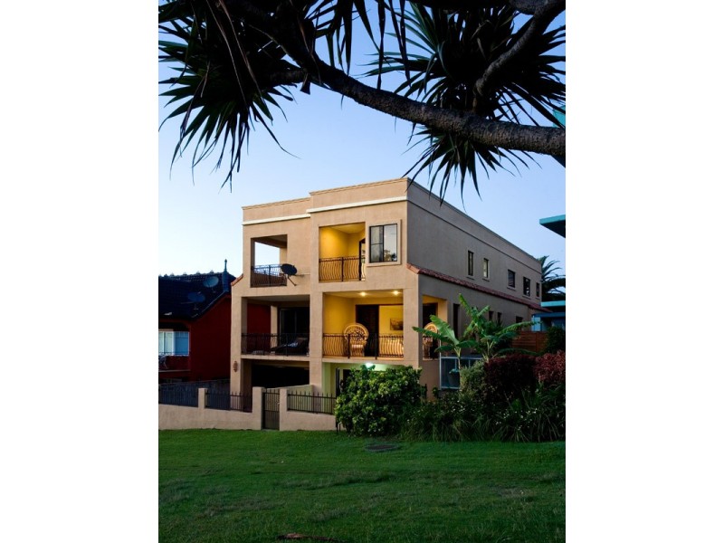 2/3 Brakes Crescent, Miami QLD 4220