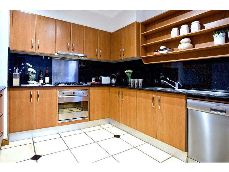 2/3 Brakes Crescent, Miami QLD 4220