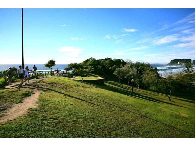 2/3 Brakes Crescent, Miami QLD 4220