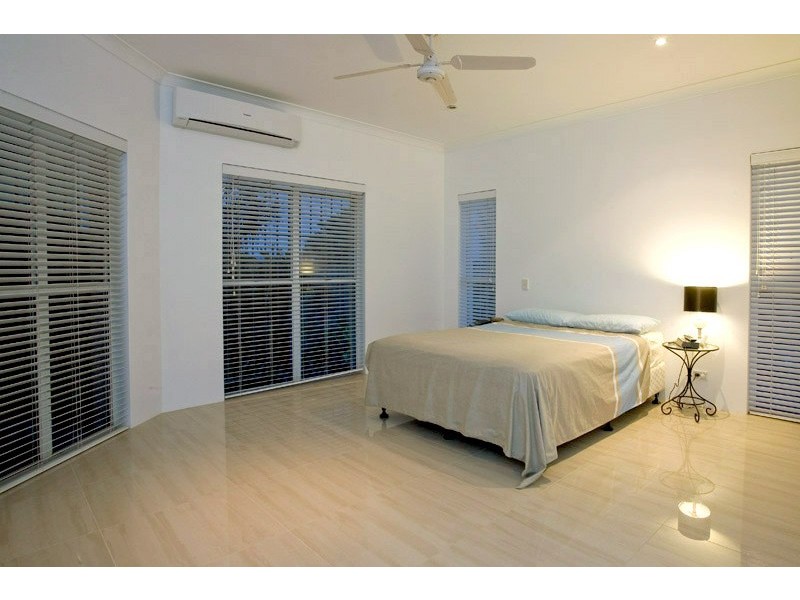 32 Brakes Crescent, Miami QLD 4220