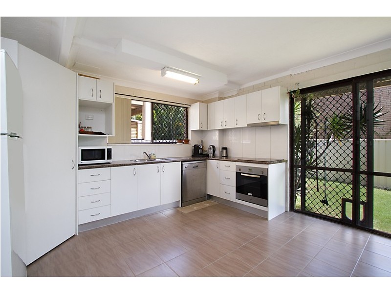 2/2 Albion Avenue, Miami QLD 4220