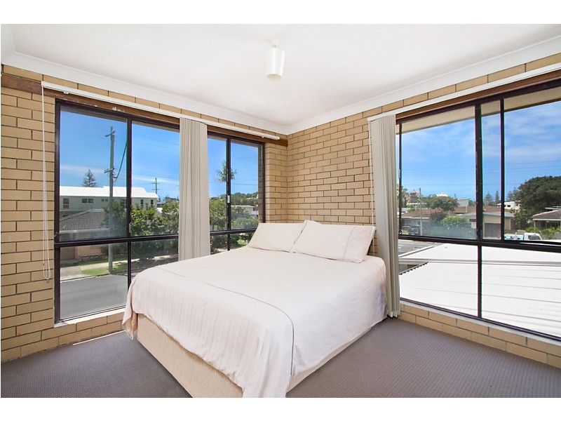 2/2 Albion Avenue, Miami QLD 4220