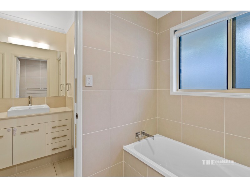 19 Malekula Rise, Pacific Pines QLD 4211