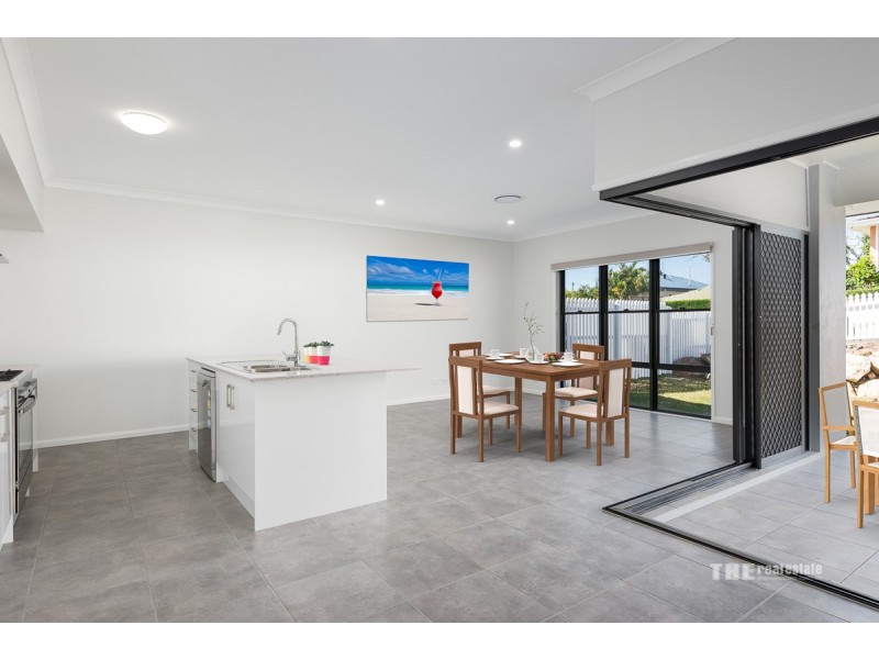 2/109 Central Street, Labrador QLD 4215