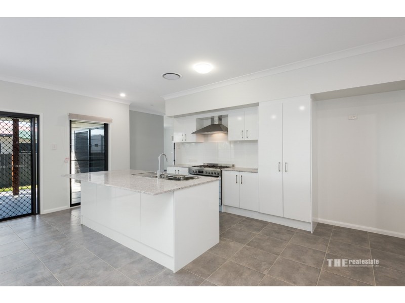 2/109 Central Street, Labrador QLD 4215