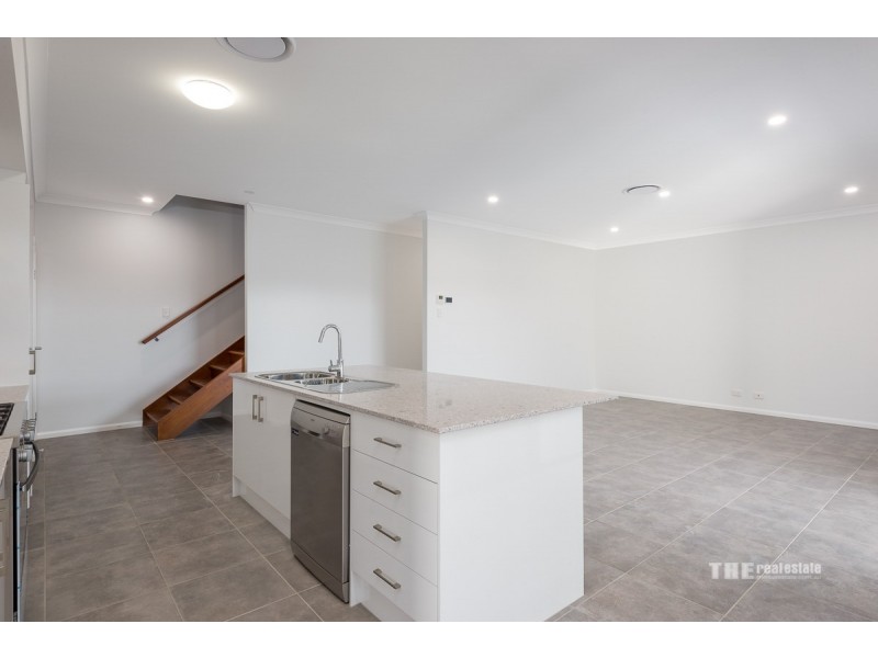 2/109 Central Street, Labrador QLD 4215