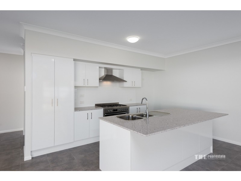 2/109 Central Street, Labrador QLD 4215