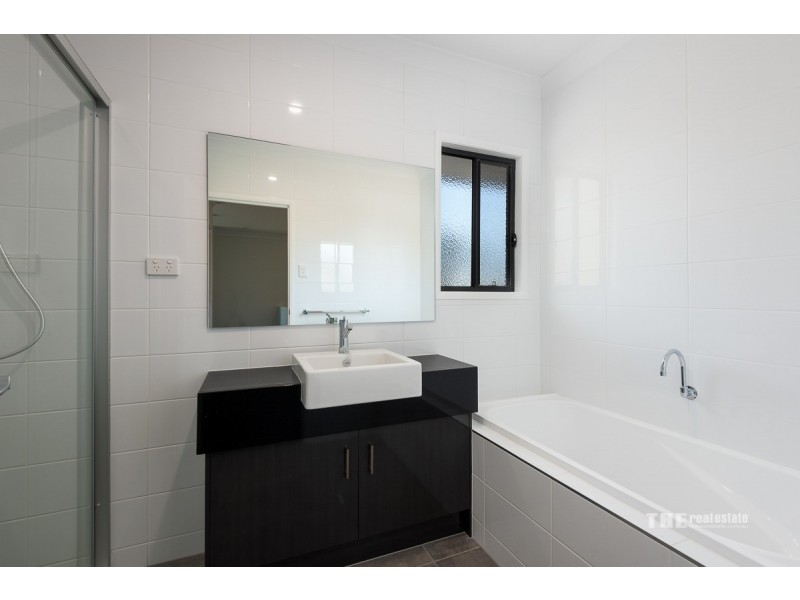 2/109 Central Street, Labrador QLD 4215