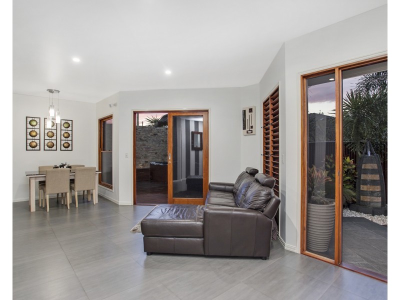 2/2 Cedar Court, Burleigh Heads QLD 4220