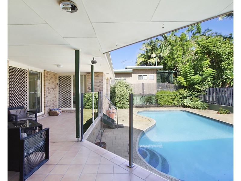 2 Raymond Avenue, Bundall QLD 4217