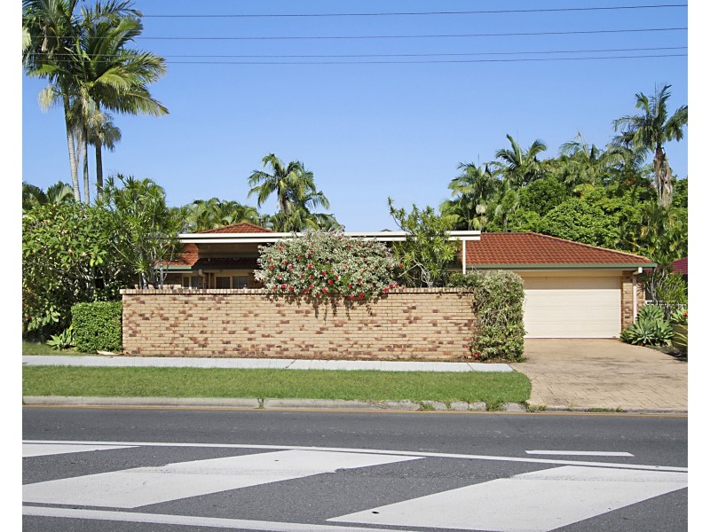 2 Raymond Avenue, Bundall QLD 4217