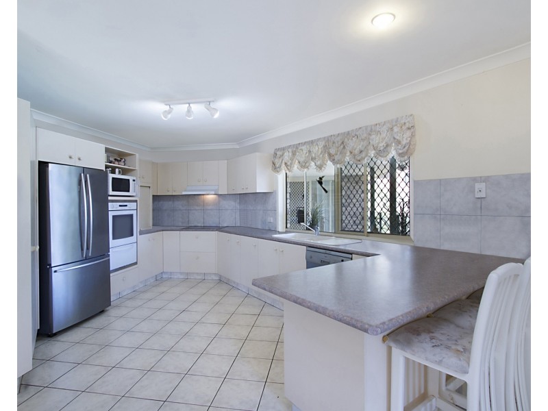 2 Raymond Avenue, Bundall QLD 4217