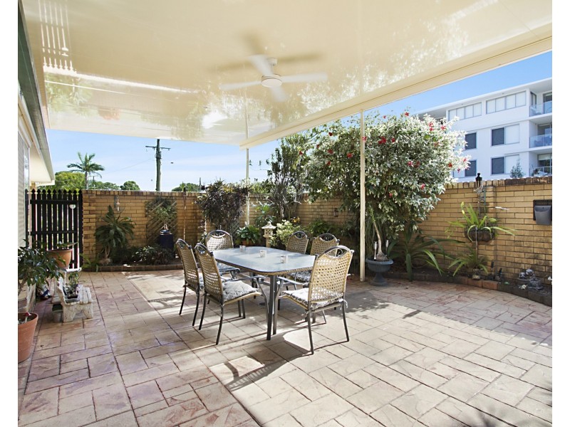 2 Raymond Avenue, Bundall QLD 4217