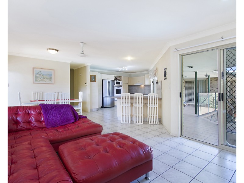 2 Raymond Avenue, Bundall QLD 4217