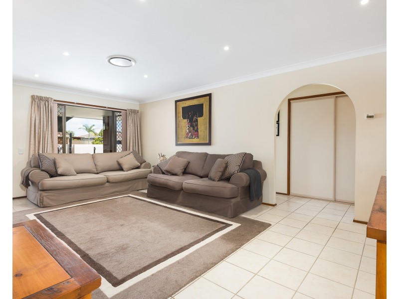 16 Dunlin Drive, Burleigh Waters QLD 4220