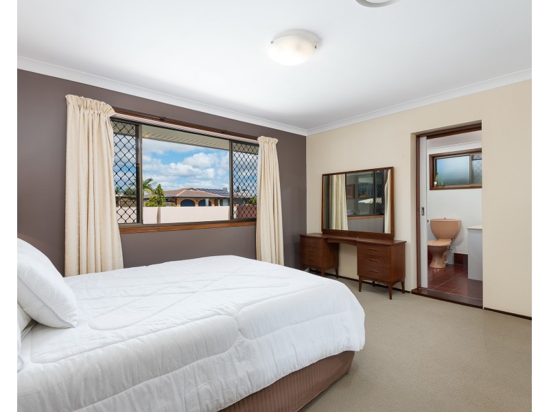 16 Dunlin Drive, Burleigh Waters QLD 4220