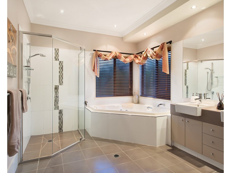 6 Molonglo Close, Reedy Creek QLD 4227