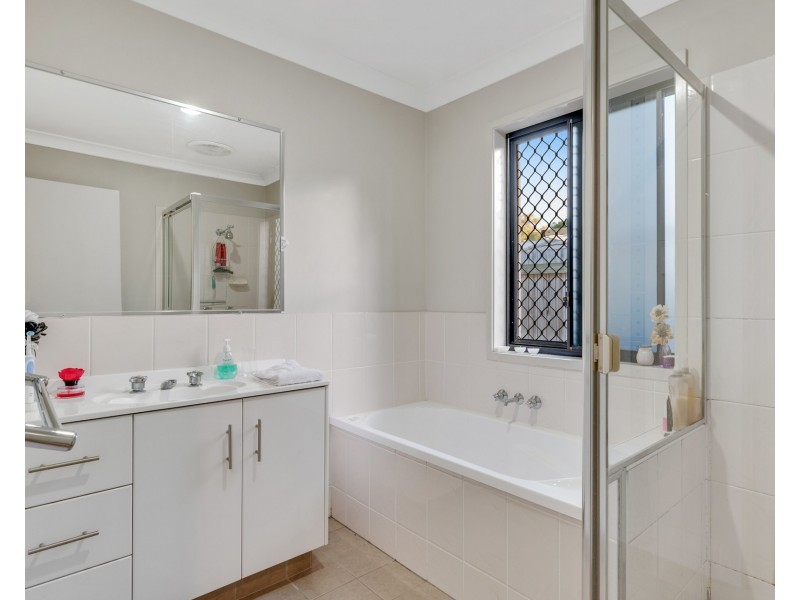 18 Sanctuary Parkway, Waterford QLD 4133