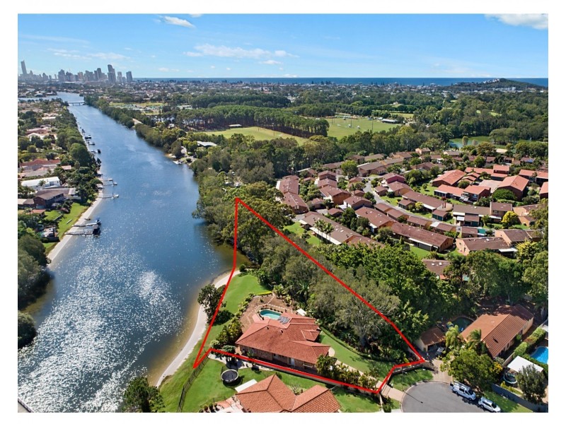 2 Beaconsfield Drive, Burleigh Waters QLD 4220