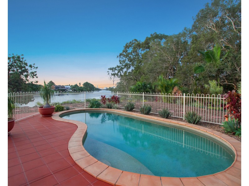 2 Beaconsfield Drive, Burleigh Waters QLD 4220