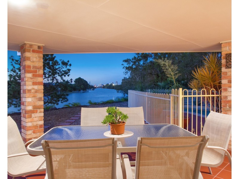 2 Beaconsfield Drive, Burleigh Waters QLD 4220