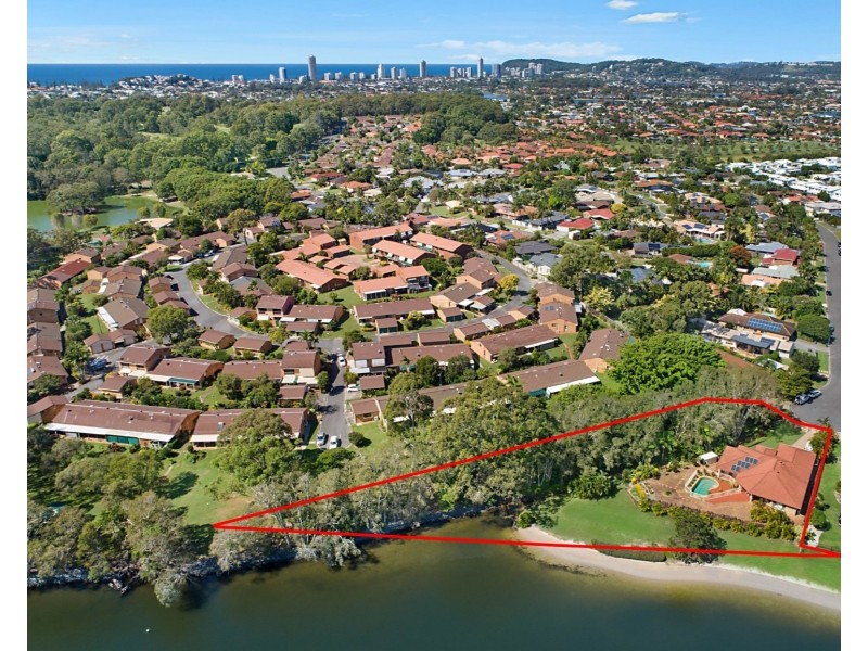 2 Beaconsfield Drive, Burleigh Waters QLD 4220