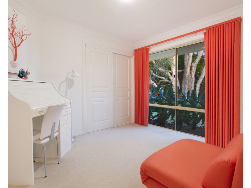 2 Beaconsfield Drive, Burleigh Waters QLD 4220