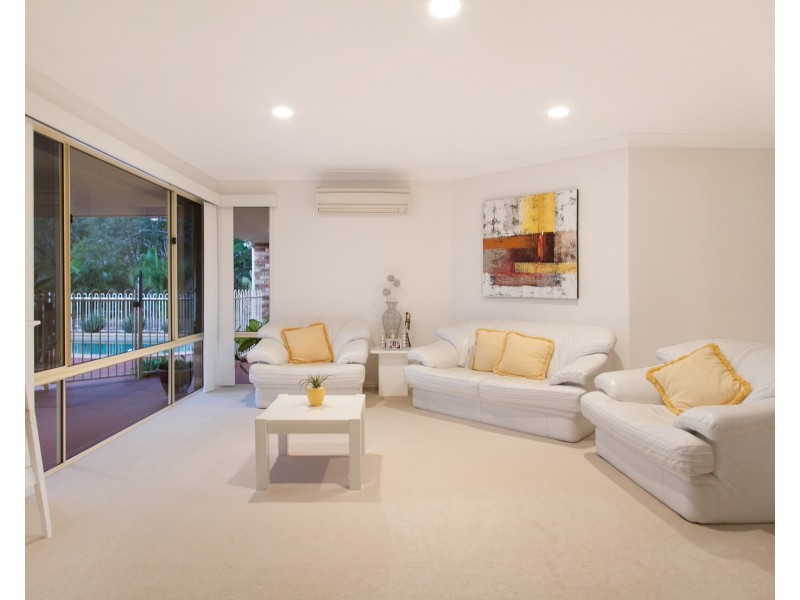 2 Beaconsfield Drive, Burleigh Waters QLD 4220
