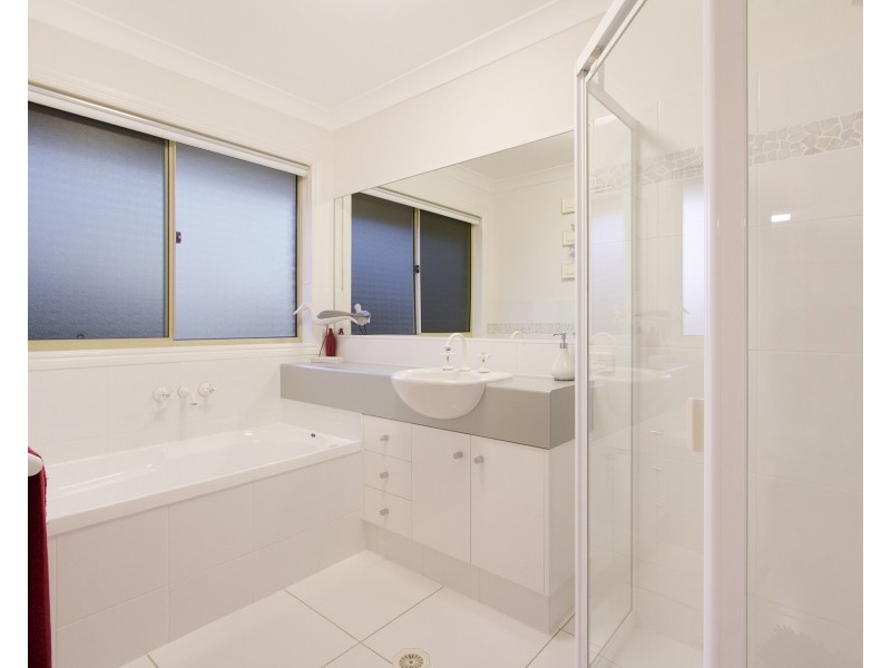 2 Beaconsfield Drive, Burleigh Waters QLD 4220