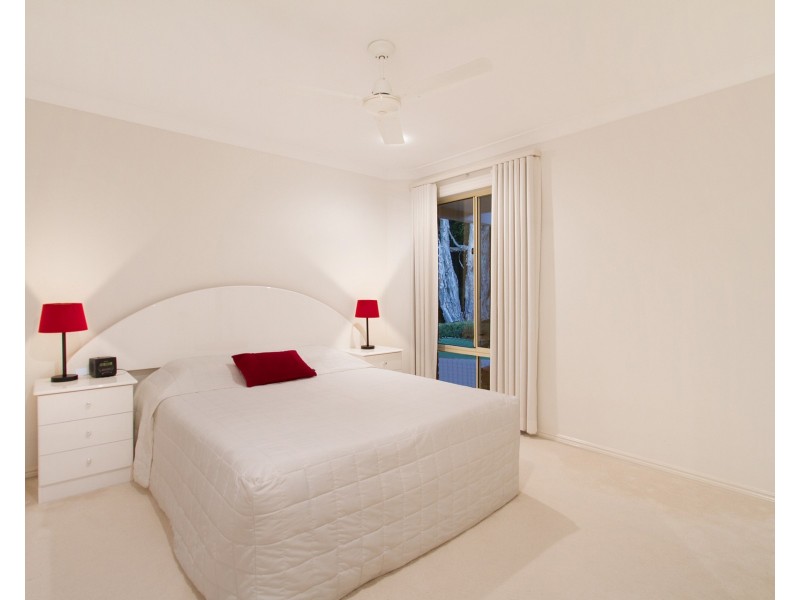 2 Beaconsfield Drive, Burleigh Waters QLD 4220