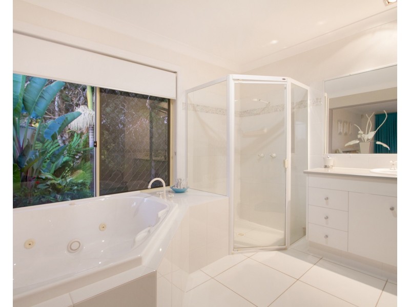2 Beaconsfield Drive, Burleigh Waters QLD 4220