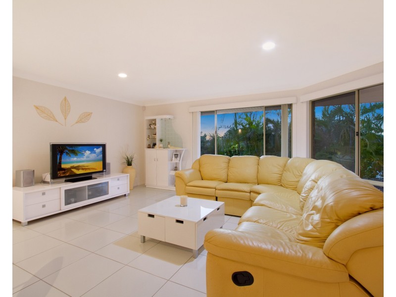 2 Beaconsfield Drive, Burleigh Waters QLD 4220