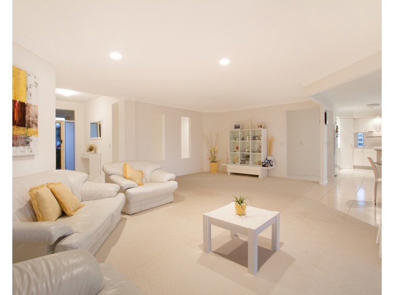 2 Beaconsfield Drive, Burleigh Waters QLD 4220