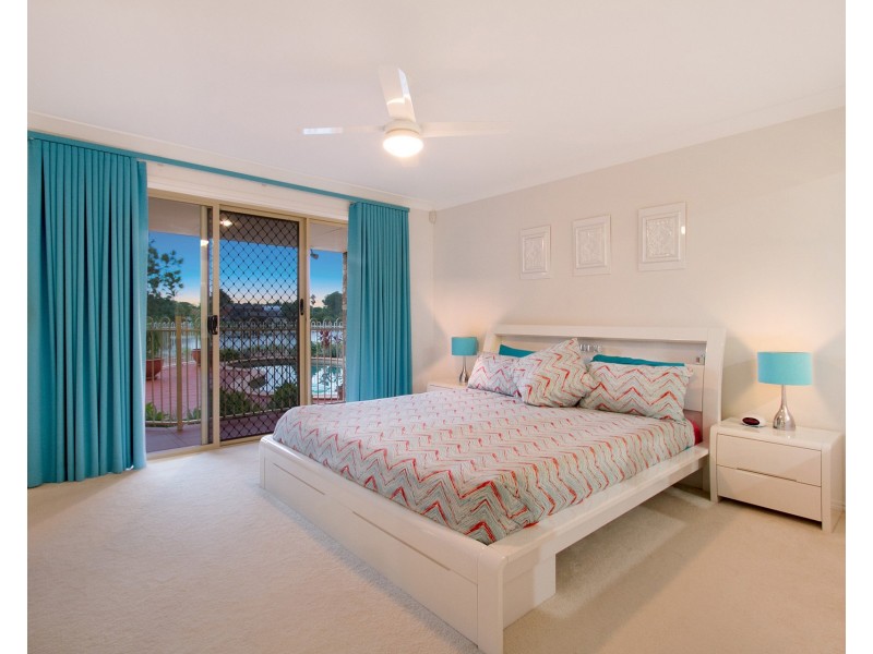 2 Beaconsfield Drive, Burleigh Waters QLD 4220